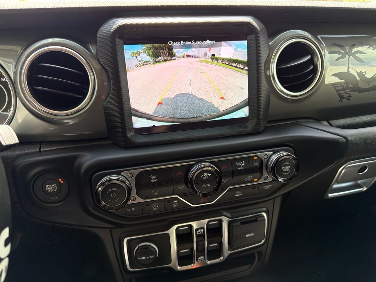 Used 2023 Jeep Wrangler Unlimited Sahara AWD/4WD image 11
