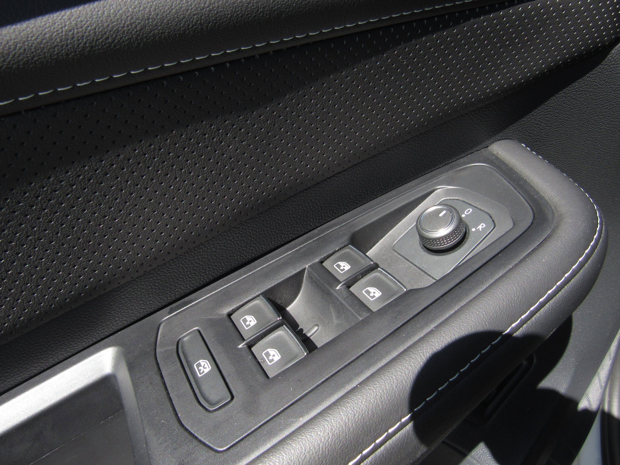 Used 2024 Volkswagen Atlas Cross Sport SE image 23