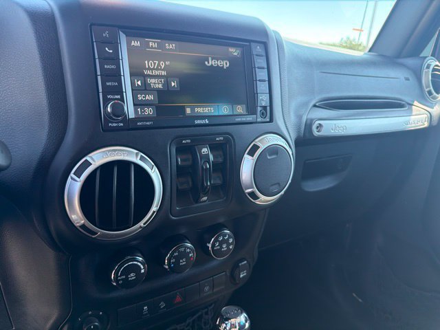 Used 2015 Jeep Wrangler Unlimited Sahara w/ Dual Top Group AWD/4WD image 9