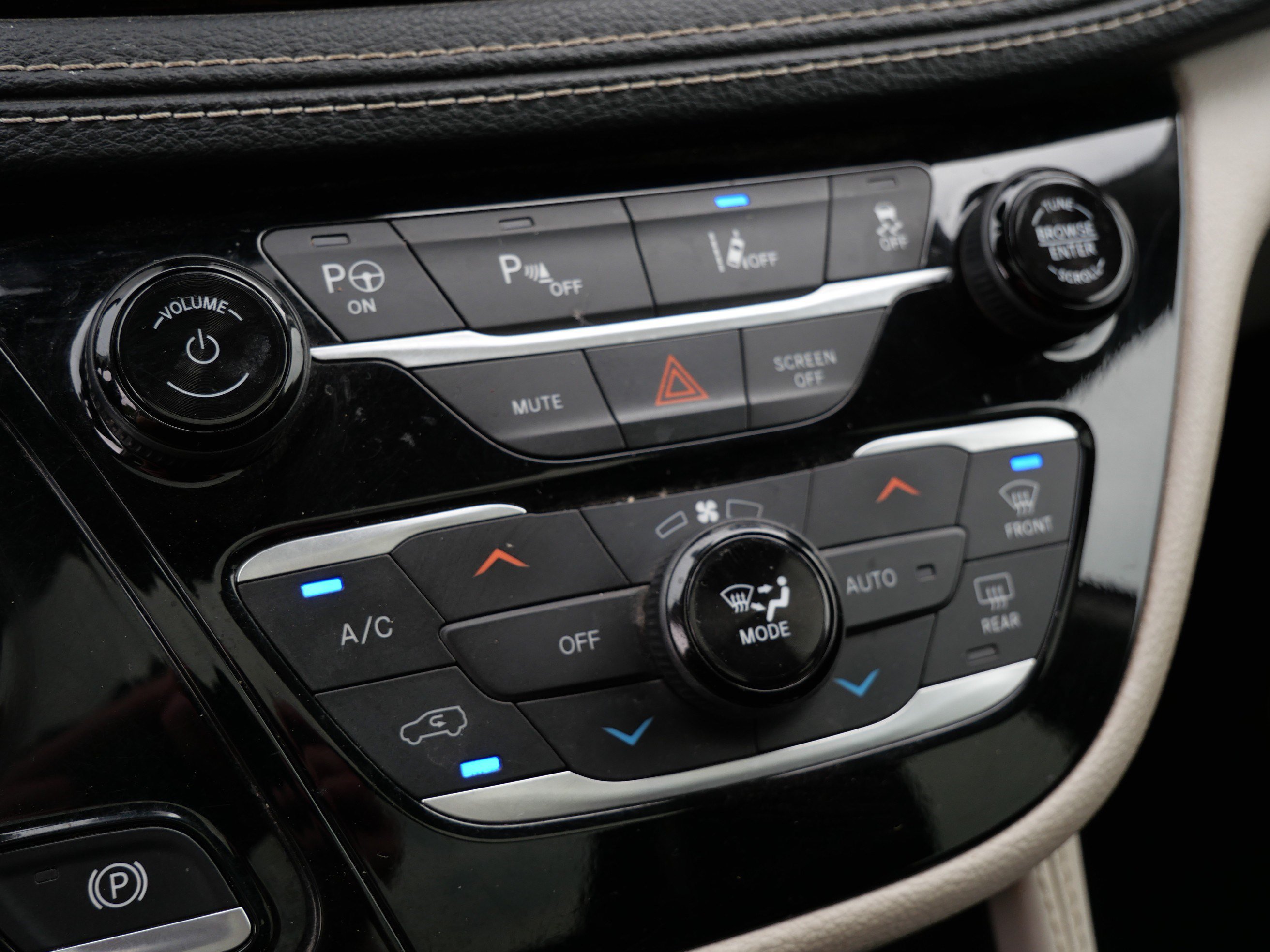 Used 2021 Chrysler Pacifica Limited w/ Uconnect Theater Family Group FWD image 32