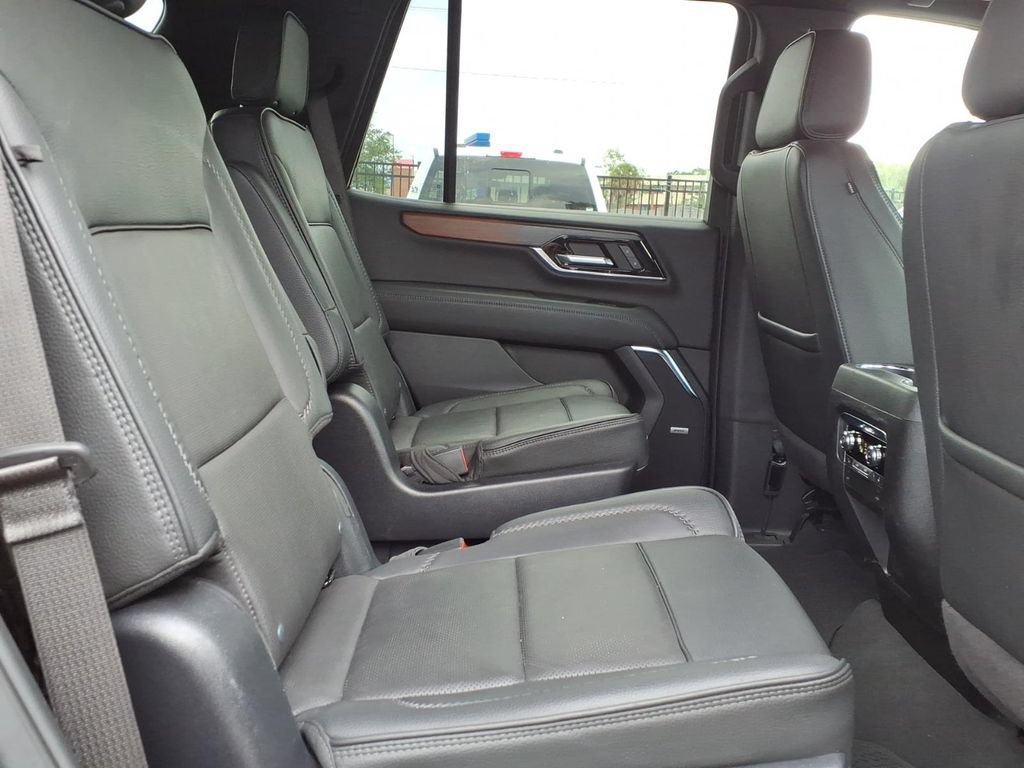 Used 2025 GMC Yukon Denali RWD image 16