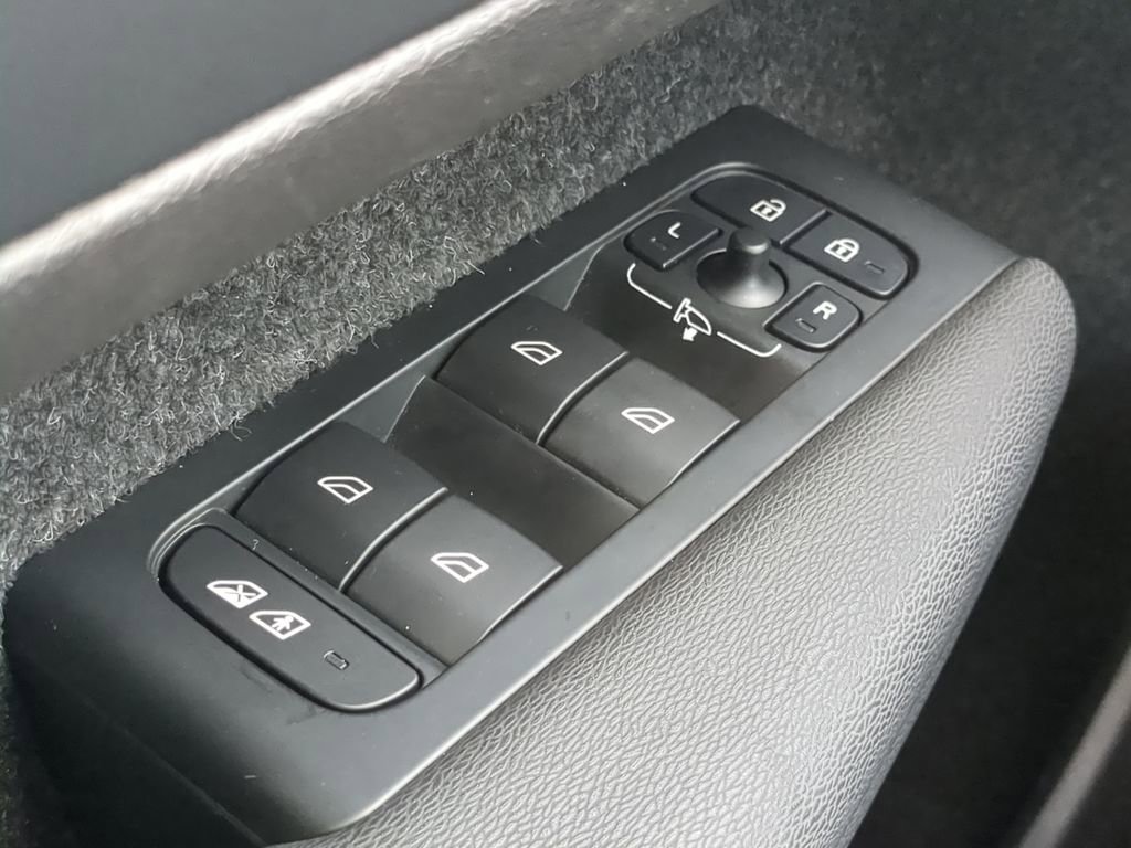 Used 2023 Volvo C40 Recharge Core image 33