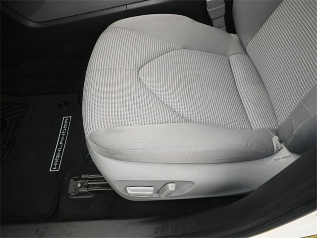 Used 2022 Toyota Highlander LE image 12