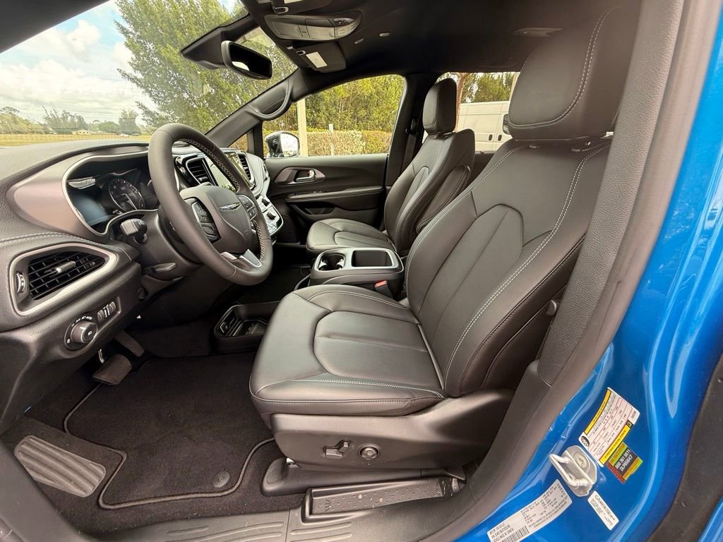 New 2026 Chrysler Pacifica Select image 10