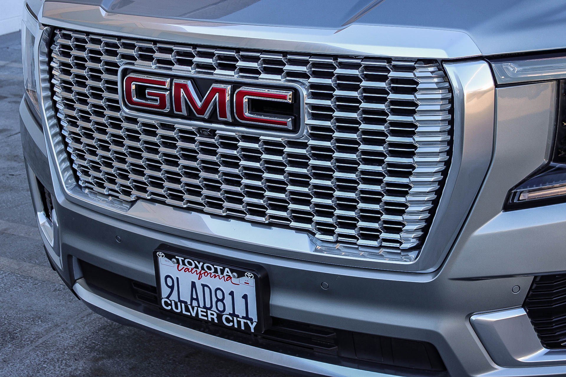 Used 2024 GMC Yukon Denali w/ Advanced Technology Package AWD/4WD image 6