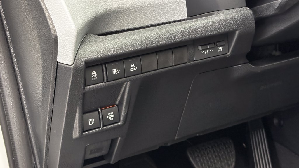 Certified 2026 Toyota Sienna XLE FWD image 15