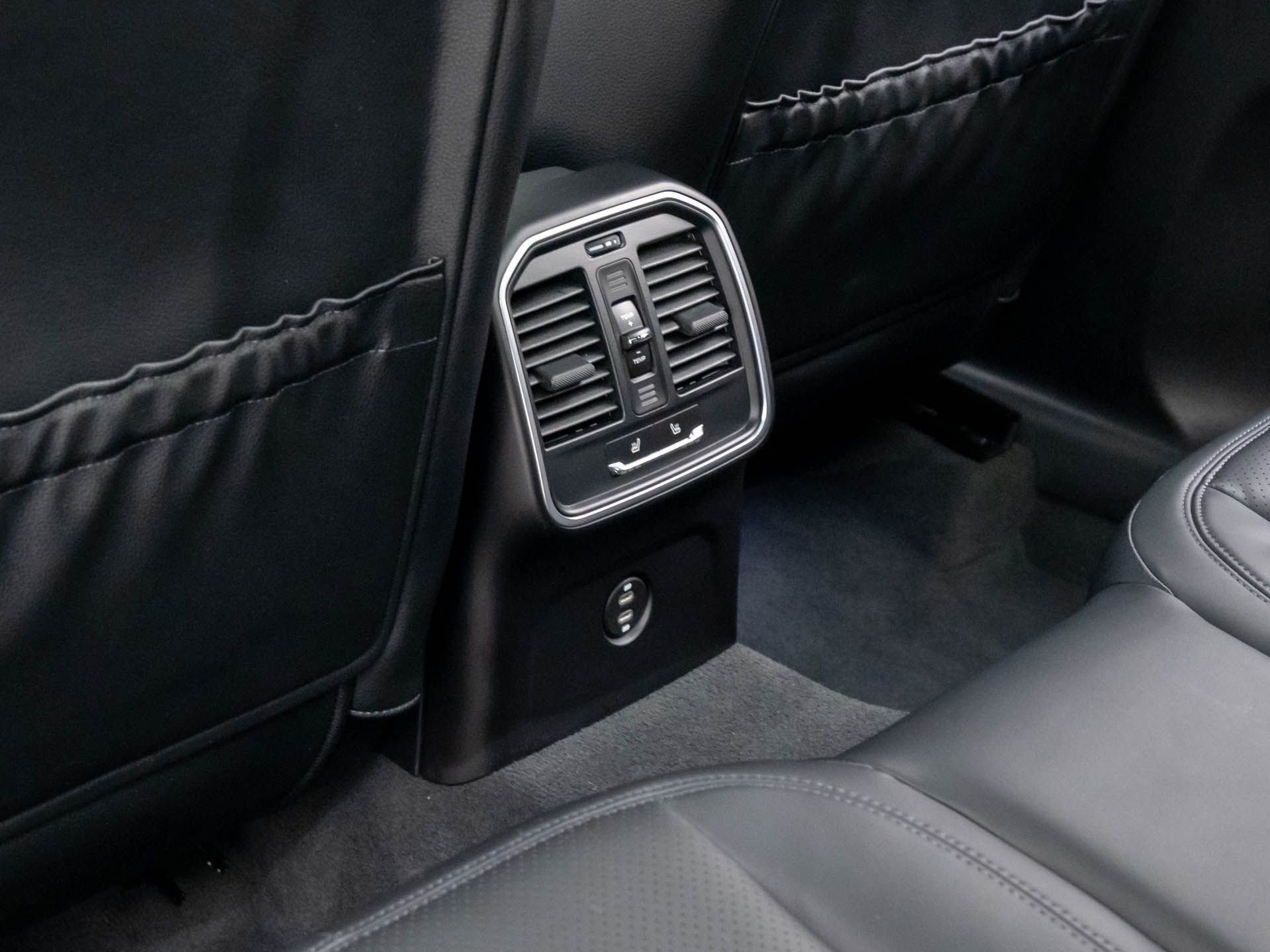 Used 2022 Porsche Macan S w/ Premium Package image 17