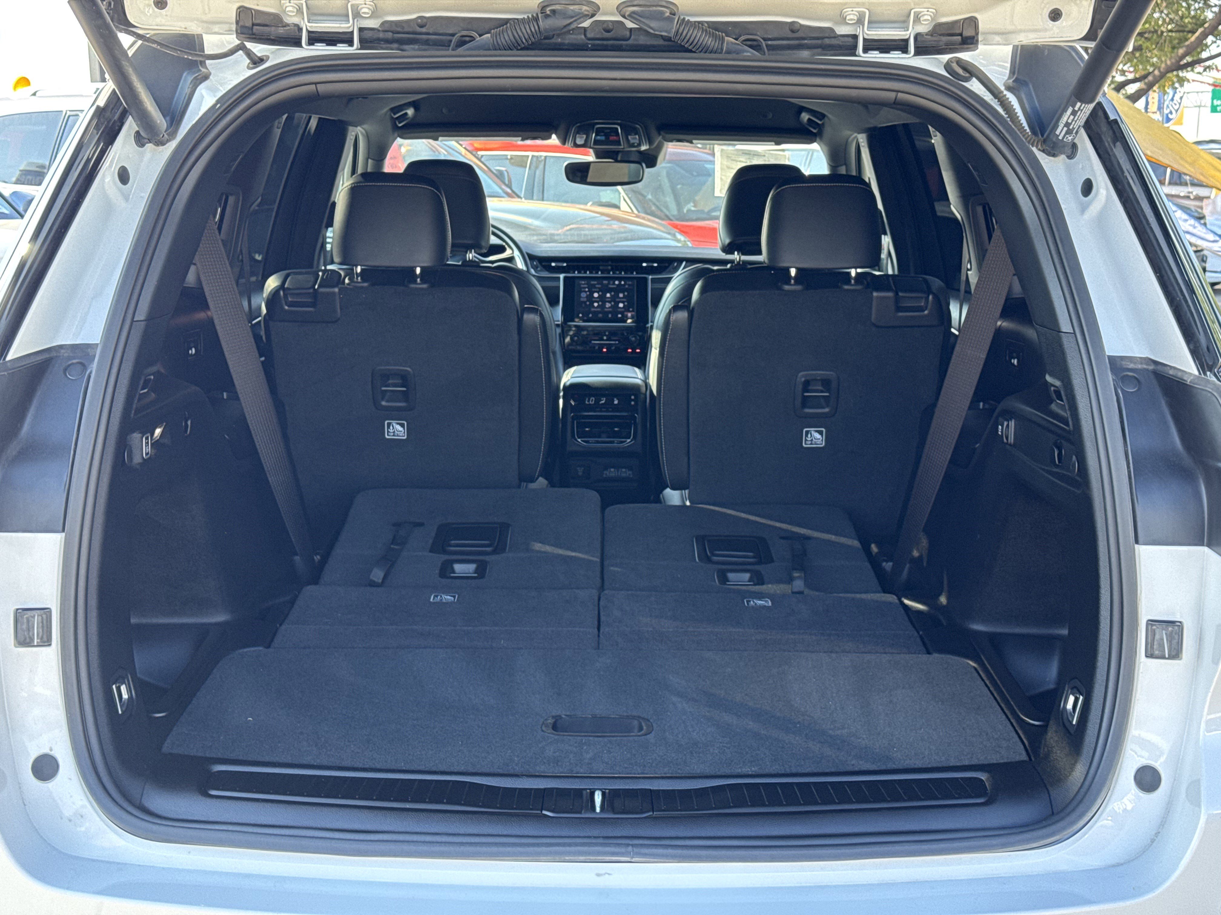 Used 2024 Jeep Grand Cherokee L Laredo image 8