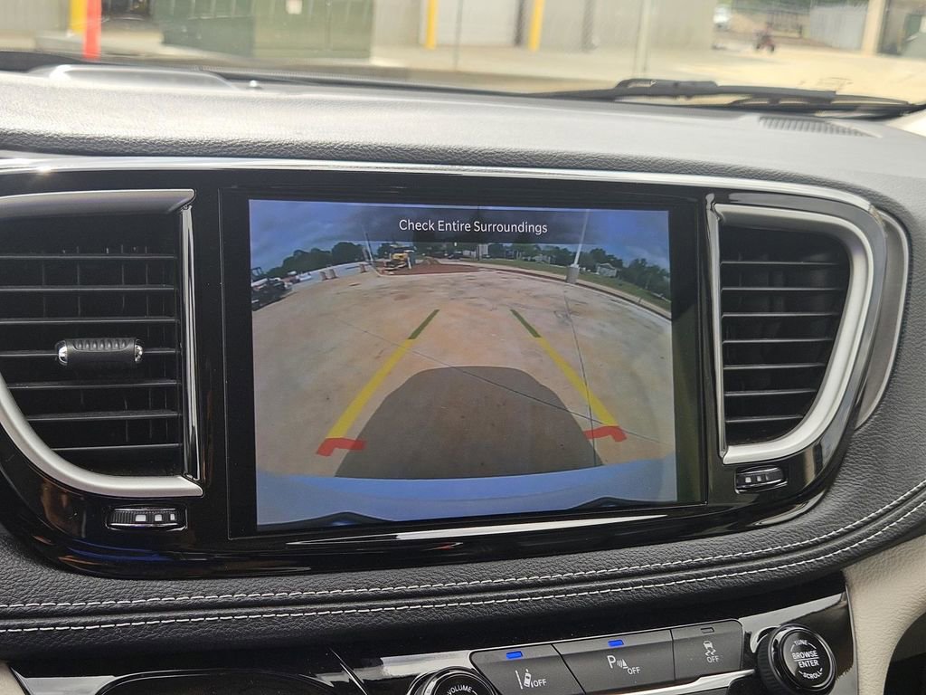 Used 2024 Chrysler Pacifica Select image 21
