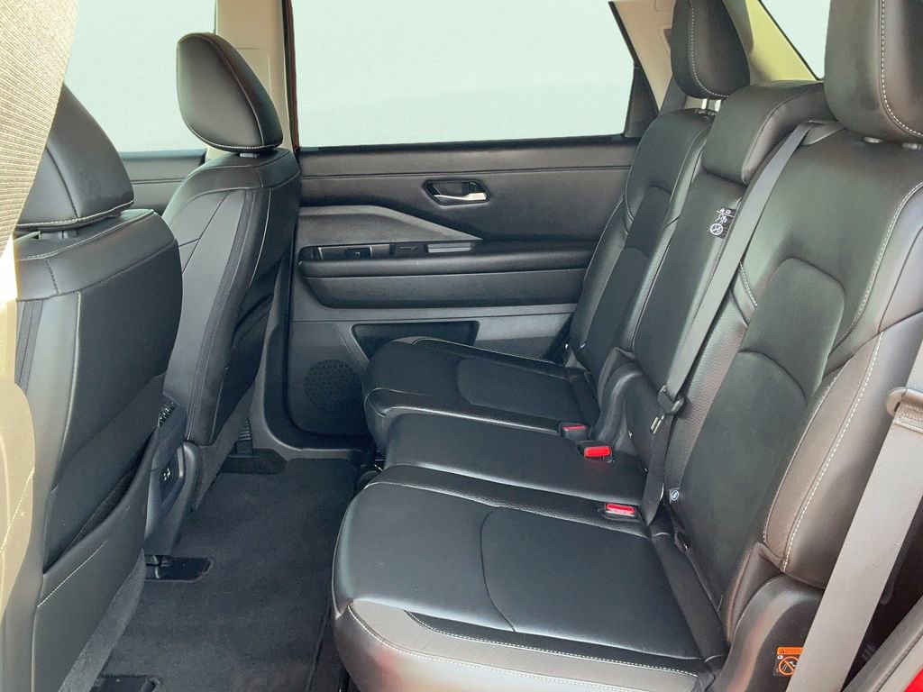 Used 2024 Nissan Pathfinder SL image 16