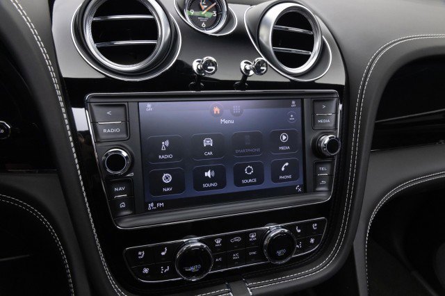 Used 2017 Bentley Bentayga image 30