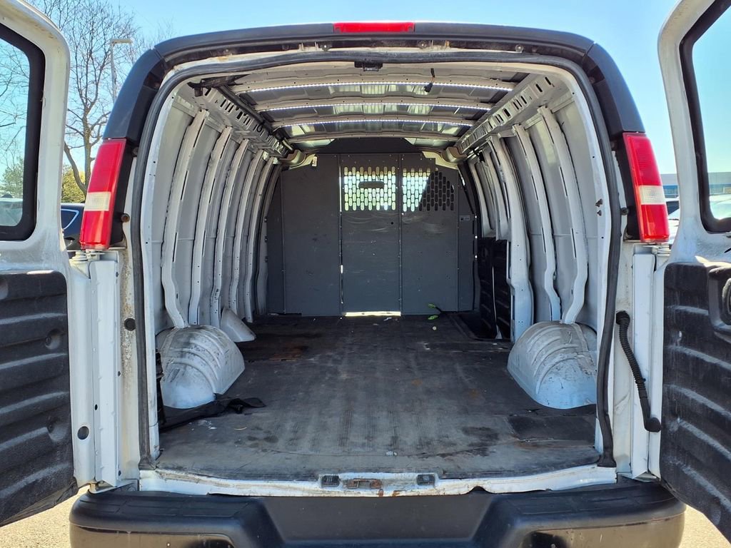 Used 2018 Chevrolet Express 3500 Extended w/ Driver Convenience Package RWD image 8