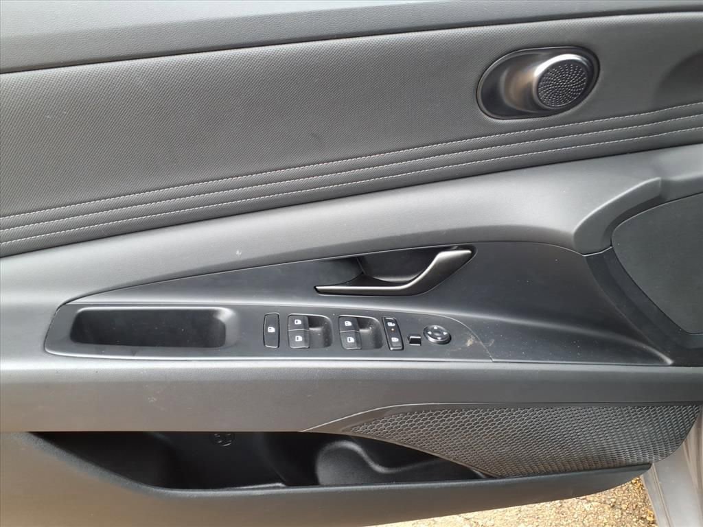 Used 2025 Hyundai Elantra Sport image 15