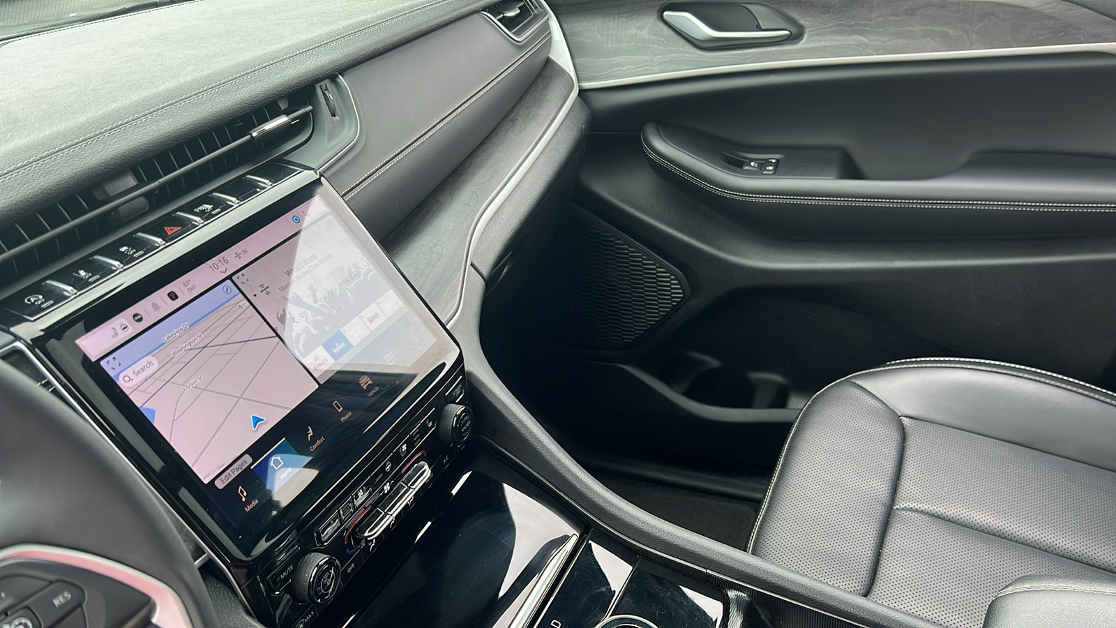 Used 2024 Jeep Grand Cherokee L Limited w/ Luxury Tech Group II image 23