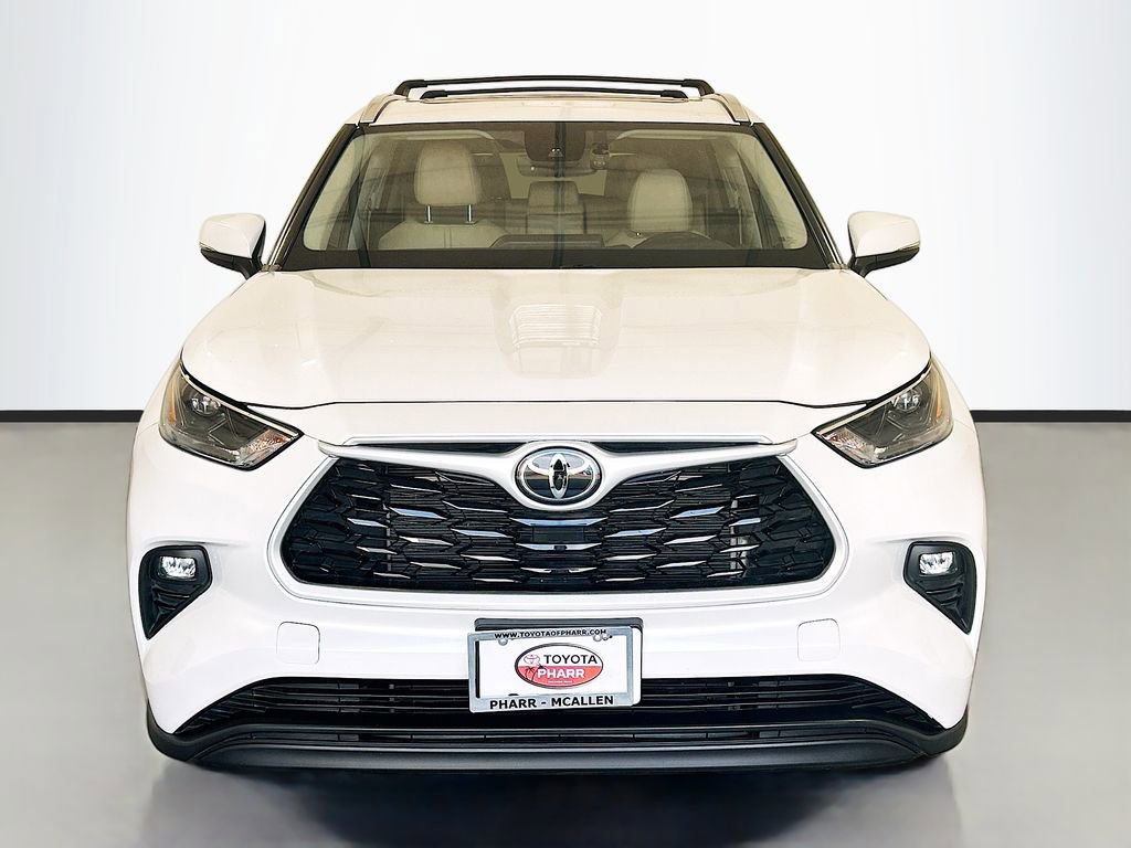 Used 2023 Toyota Highlander XLE FWD image 2