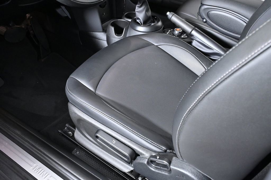 Used 2019 MINI Cooper 2-Door Hardtop w/ Signature Upholstery Package image 21