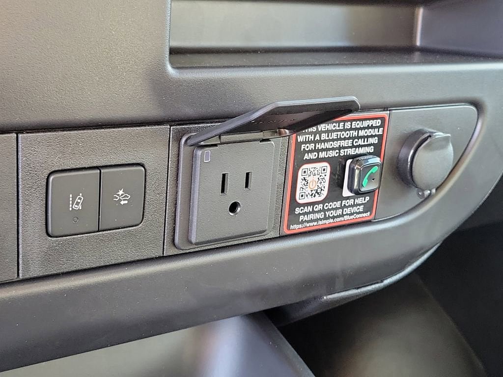 New 2026 Chevrolet Express 3500 Extended RWD image 8