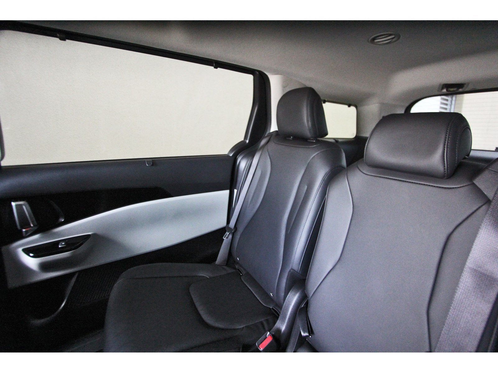 Used 2024 Kia Carnival EX FWD image 14