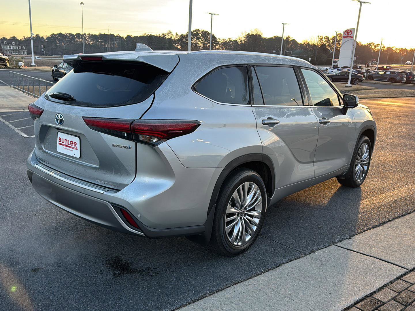 Used 2024 Toyota Highlander Platinum image 5