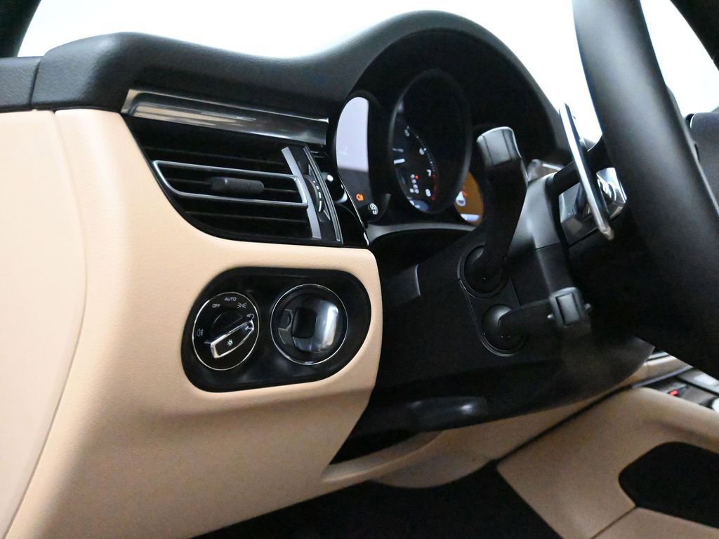 Used 2025 Porsche Macan image 26