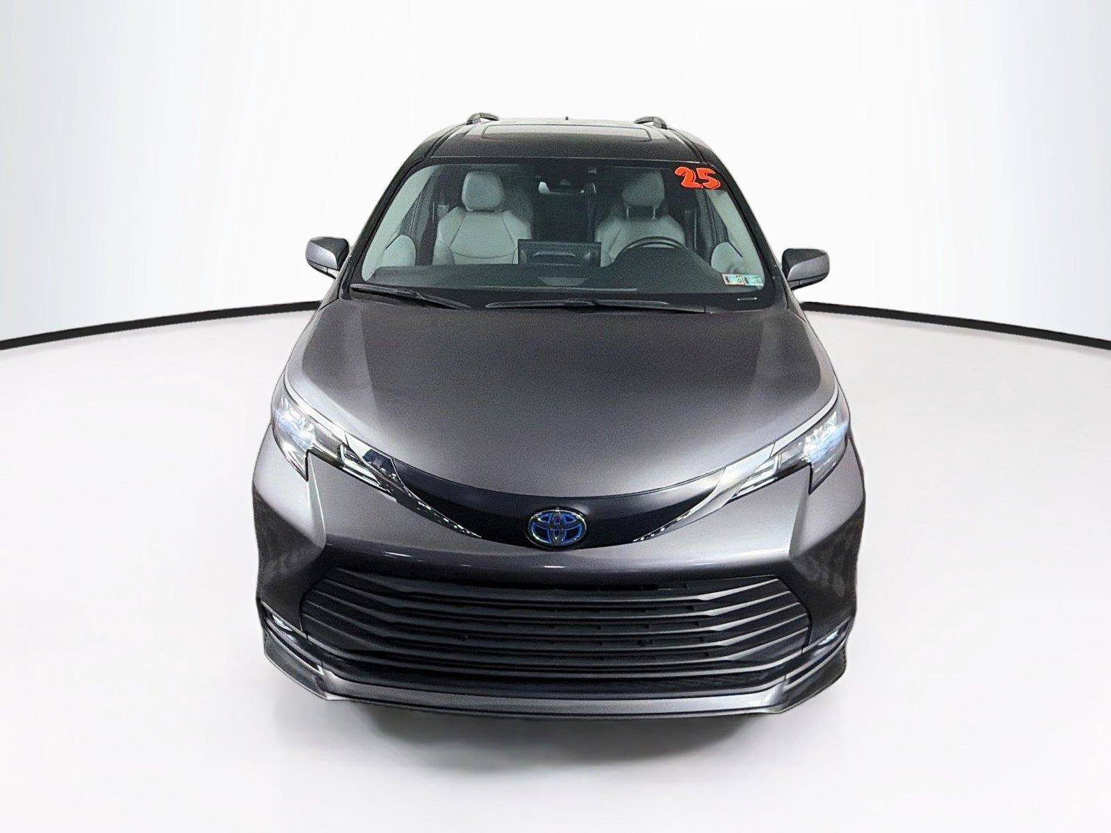 Used 2025 Toyota Sienna XLE FWD image 13