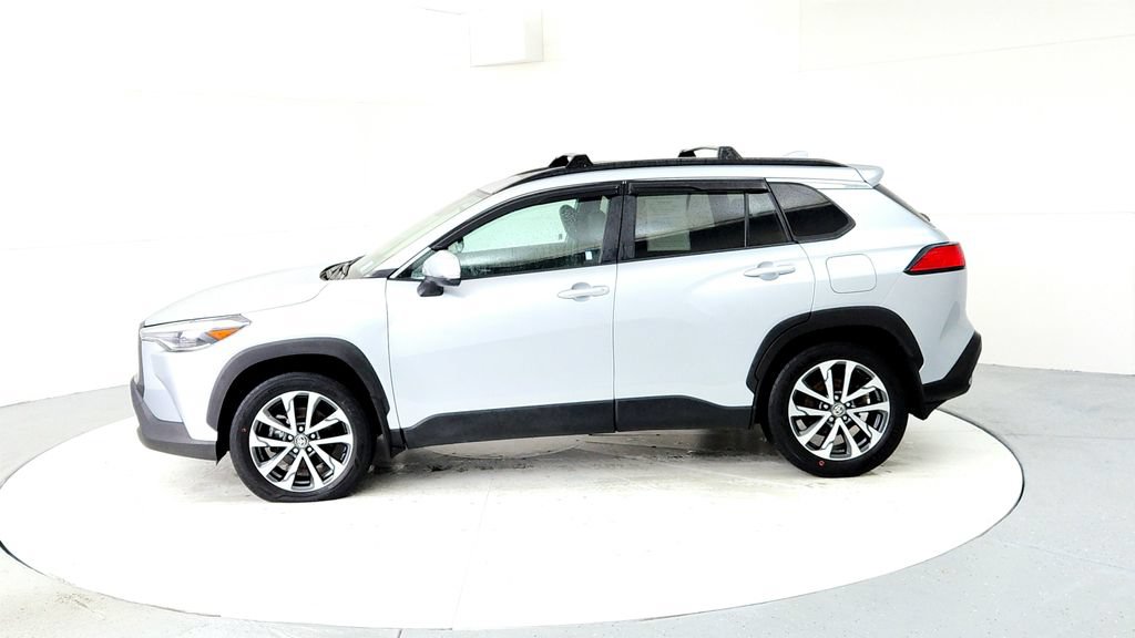 Used 2022 Toyota Corolla Cross XLE w/ Convenience Package AWD/4WD image 3