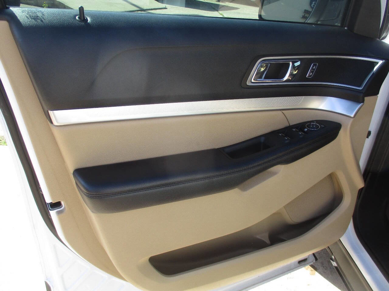 Used 2017 Ford Explorer XLT w/ Equipment Group 201A image 12