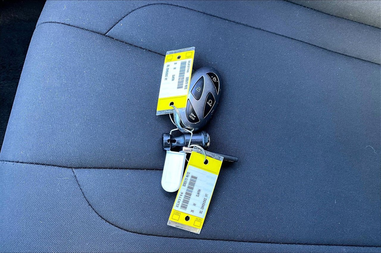 Used 2025 Hyundai Elantra SEL FWD image 32