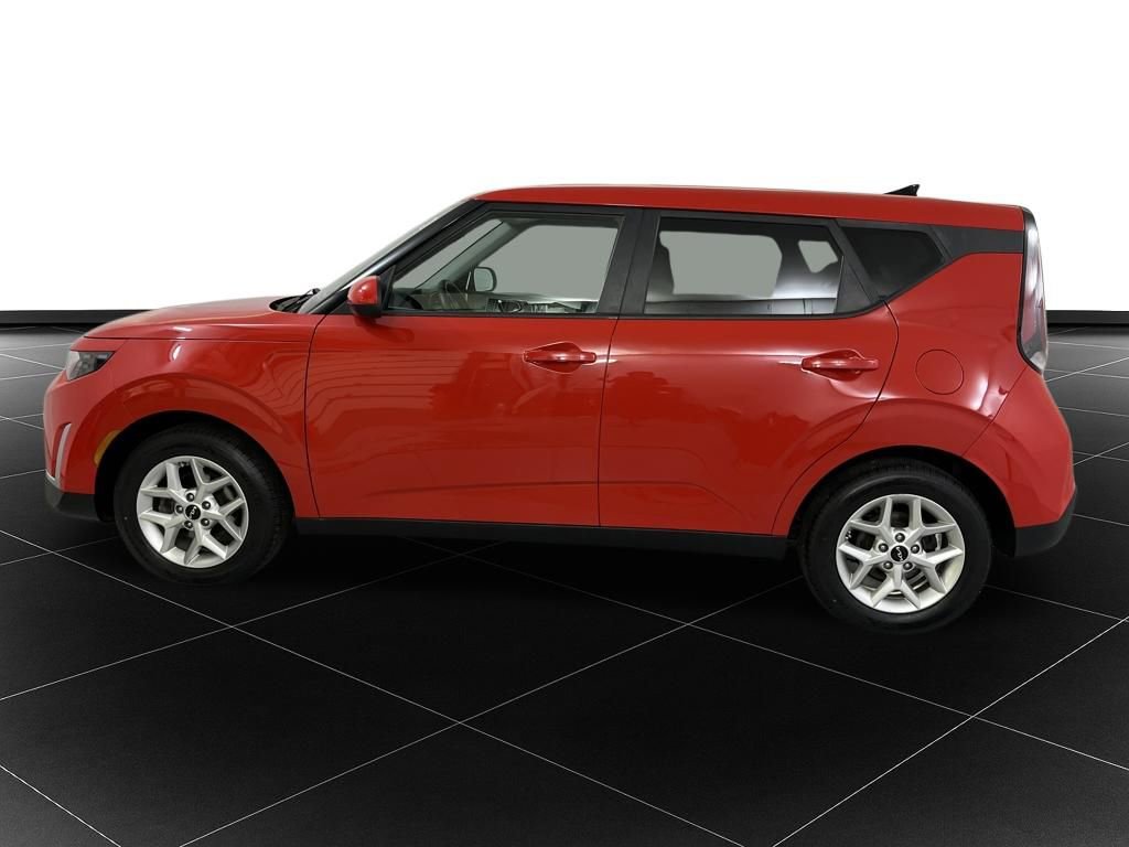 Used 2023 Kia Soul LX w/ LX Technology Package image 2