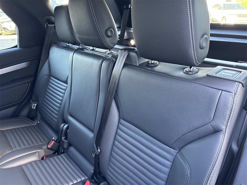 Used 2025 Land Rover Discovery Dynamic SE image 13