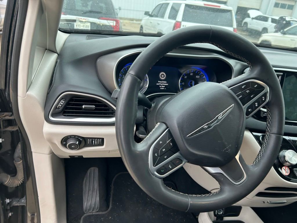 Used 2023 Chrysler Pacifica Touring-L FWD image 12