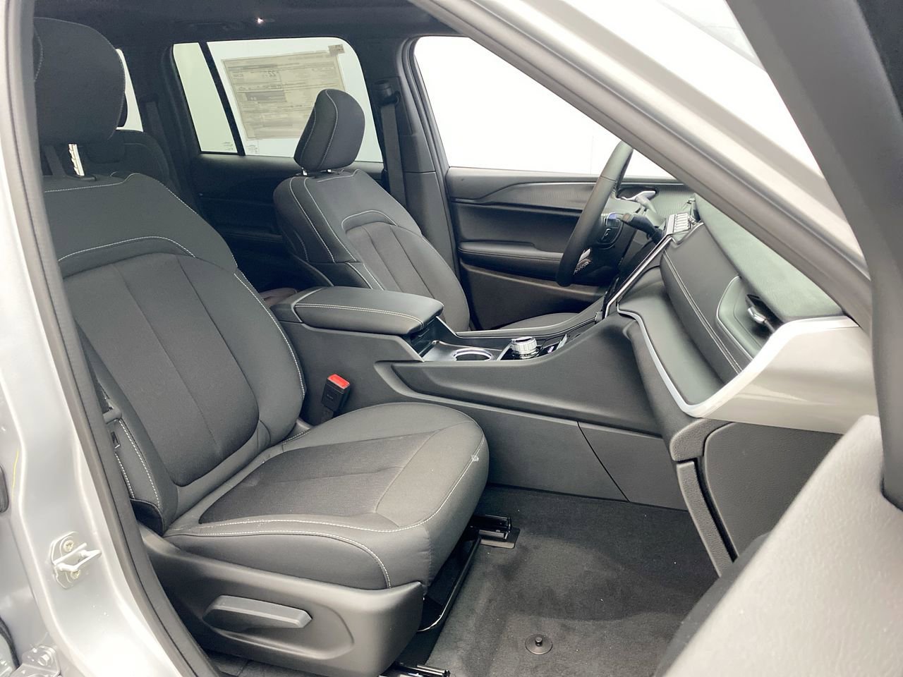 New 2025 Jeep Grand Cherokee Laredo X w/ Luxury Tech Group I AWD/4WD image 20