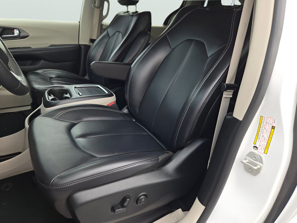 Used 2023 Chrysler Pacifica Touring-L FWD image 29