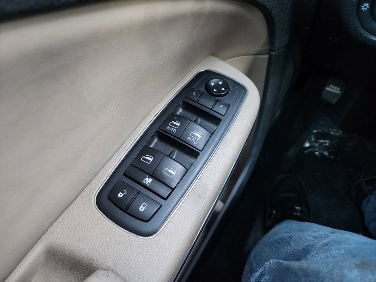 Used 2011 Dodge Charger SE RWD image 24