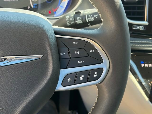 Certified 2024 Chrysler Pacifica Select image 16