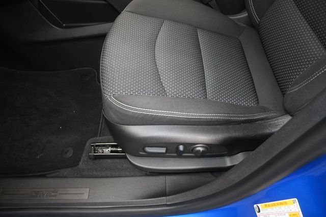 Used 2024 GMC Terrain SLE w/ Driver Convenience Package FWD image 12