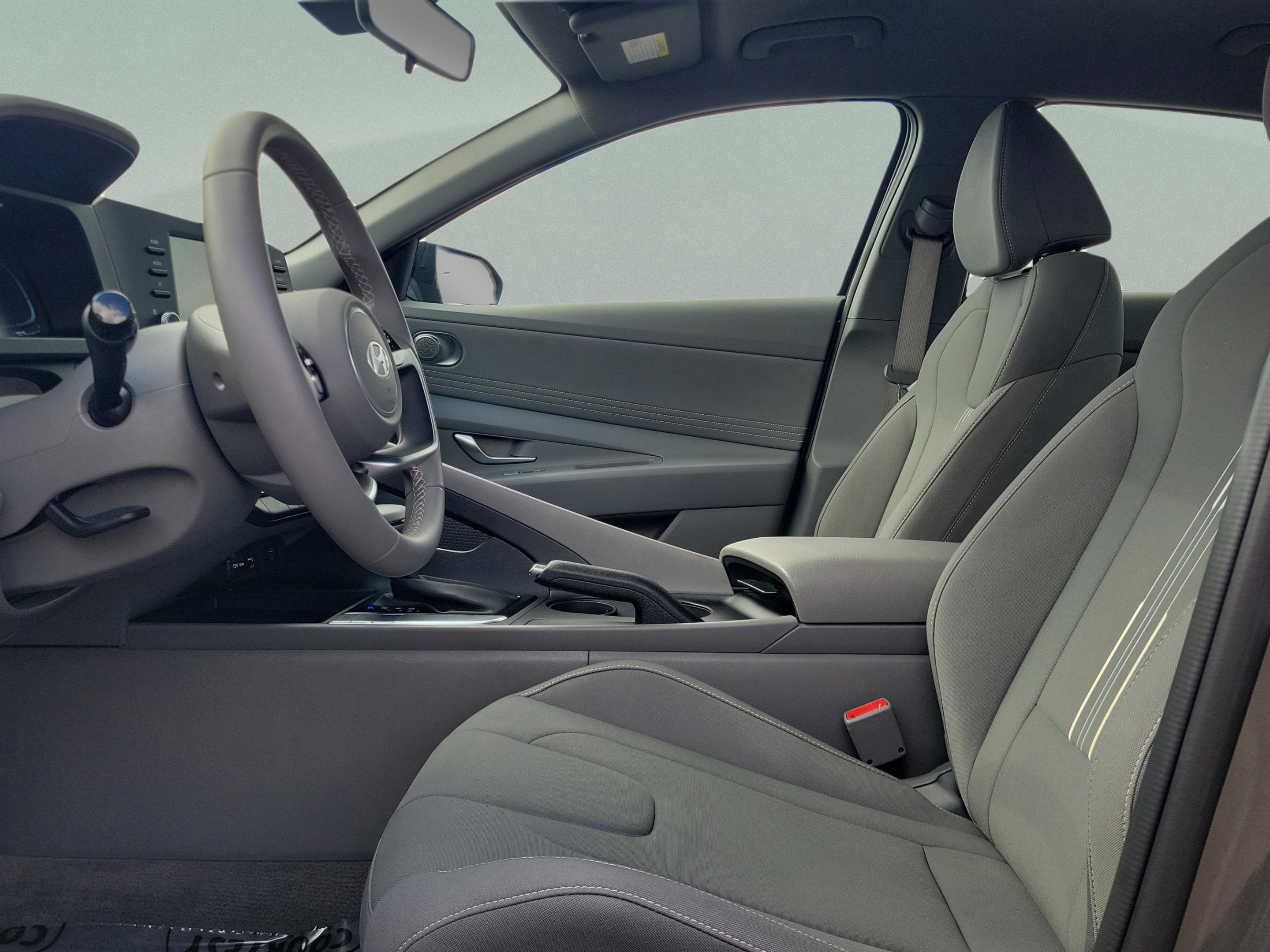 Certified 2025 Hyundai Elantra Sport image 19