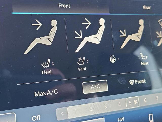 Used 2024 Chrysler Pacifica Limited image 36