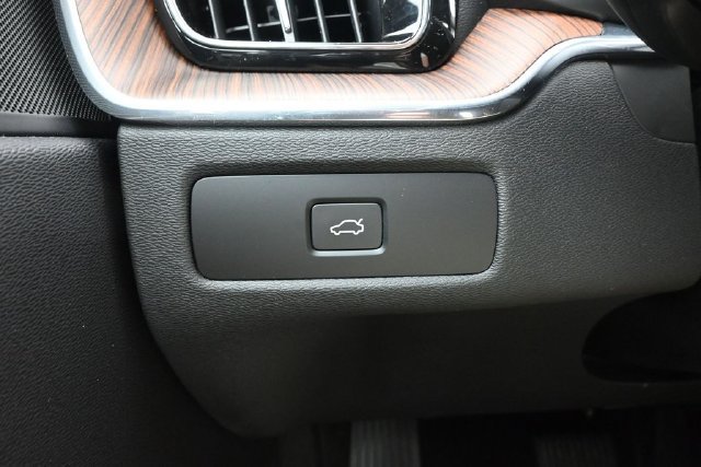 Used 2024 Volvo XC60 B5 Plus w/ Protection Package Premier AWD/4WD image 24