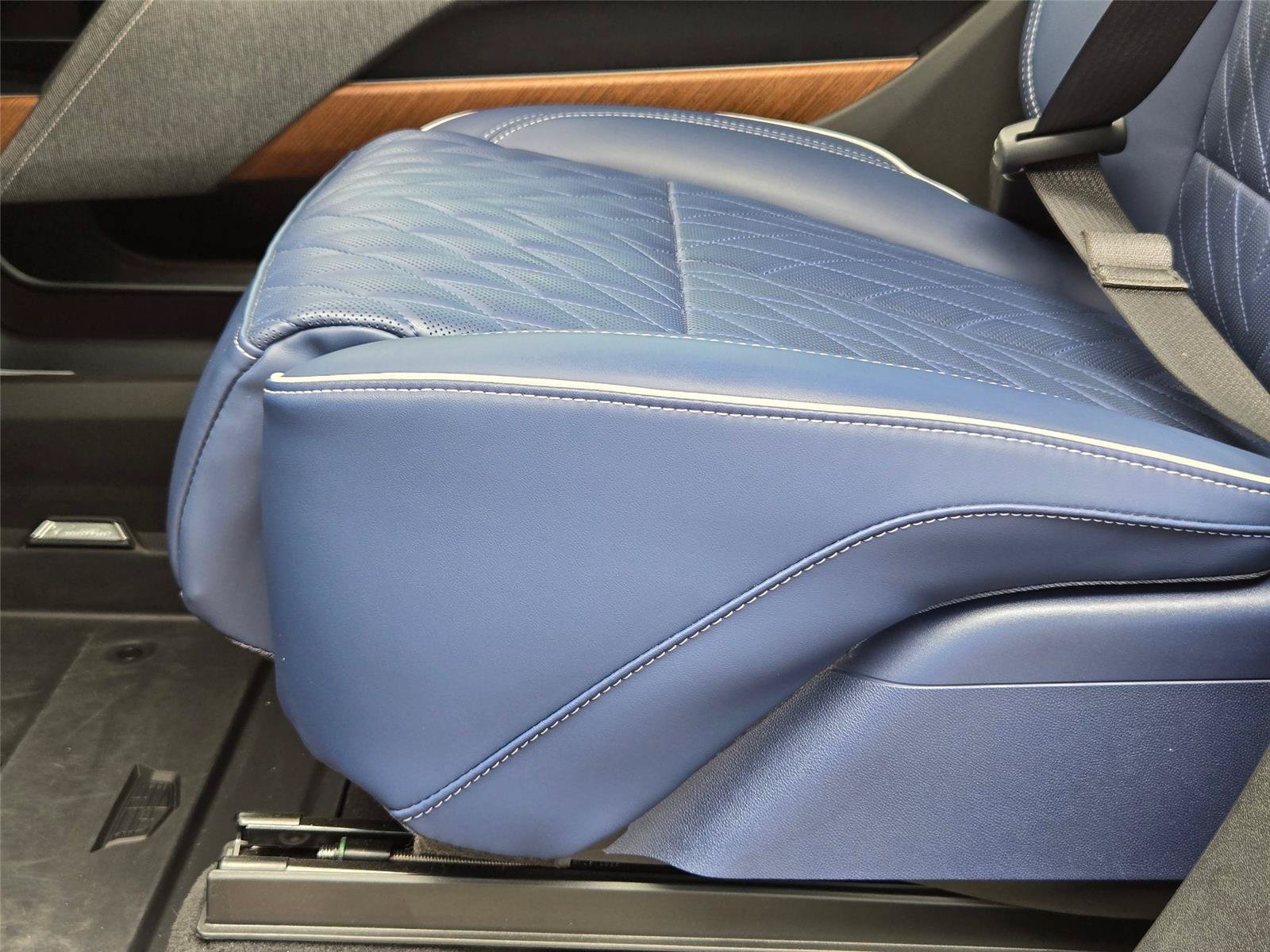 New 2026 Cadillac Vistiq Premium Luxury w/ LPO, Floor Liner Package AWD/4WD image 29