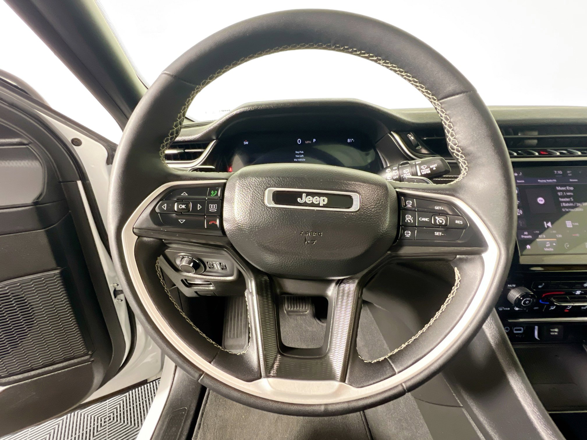 Used 2023 Jeep Grand Cherokee L Laredo image 17