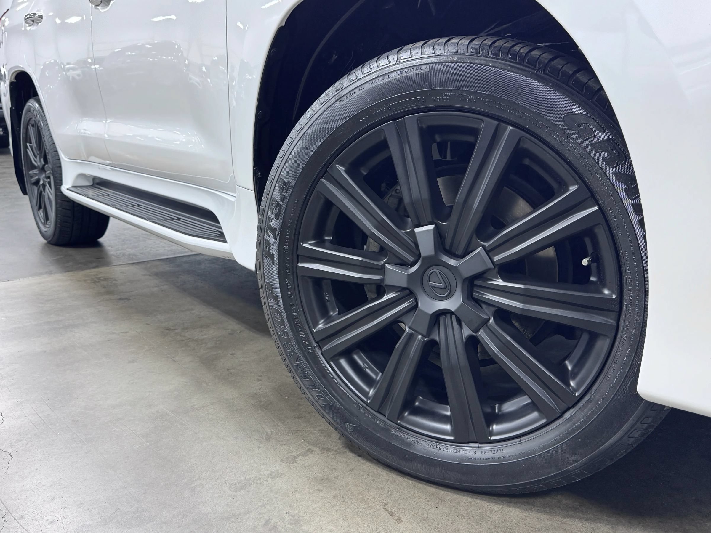 Used 2016 Lexus LX 570 4WD w/ Luxury Package image 22