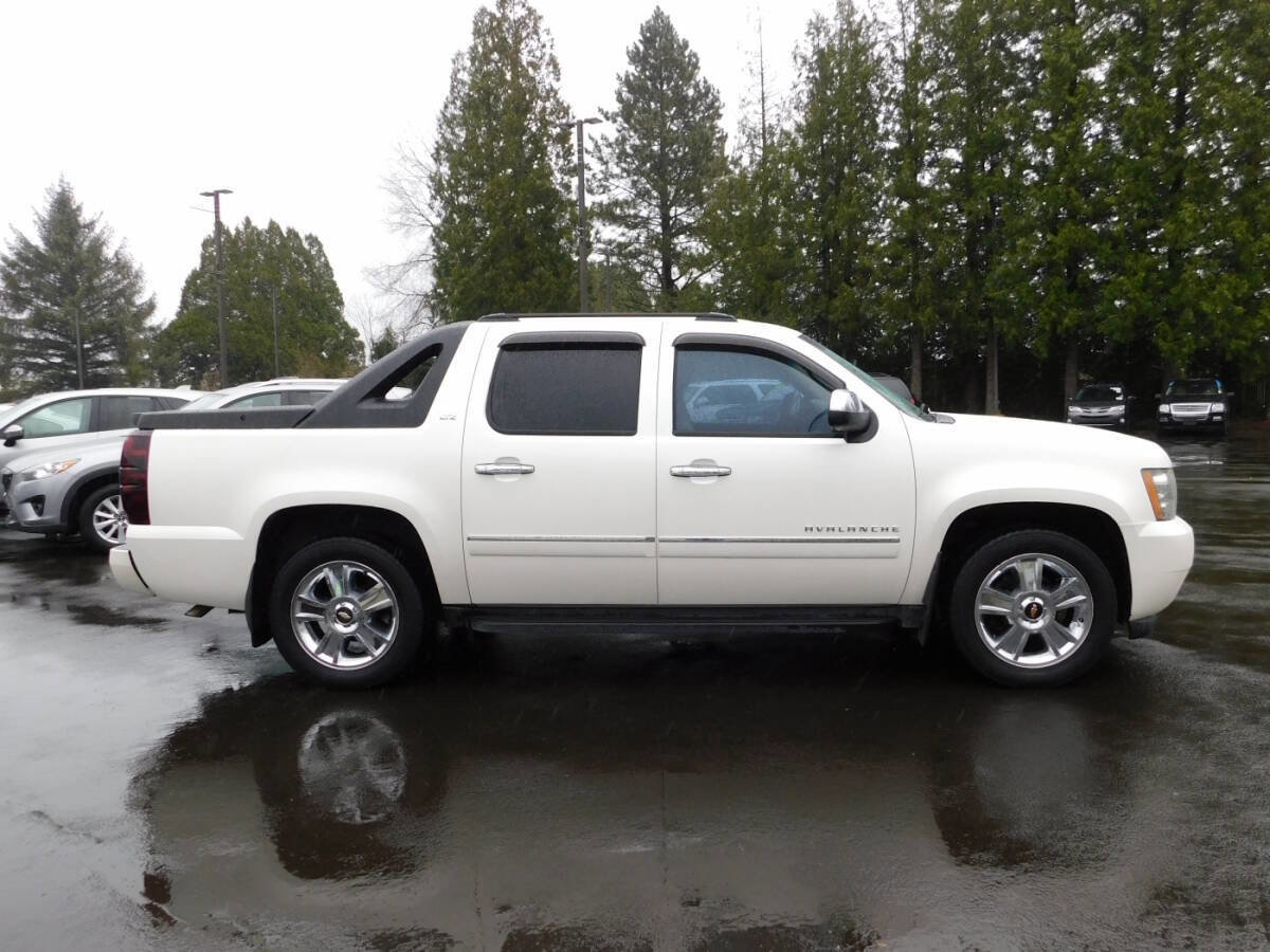 Used 2010 Chevrolet Avalanche LTZ AWD/4WD image 23