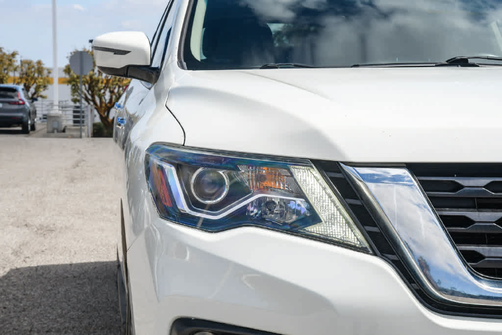 Used 2017 Nissan Pathfinder SV AWD/4WD image 4
