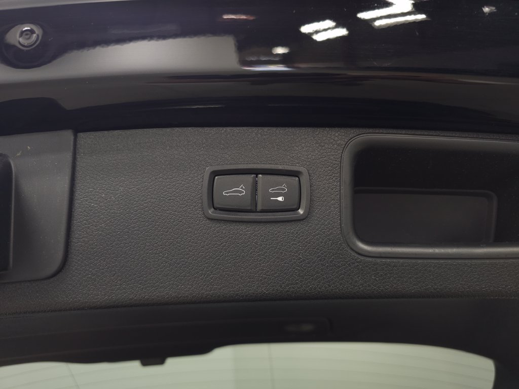 Used 2024 Porsche Macan Turbo AWD/4WD image 6