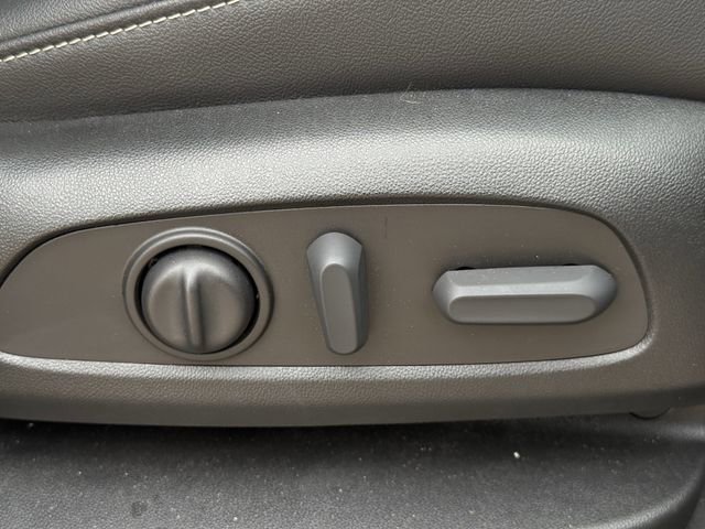 Used 2023 Chevrolet Traverse LT FWD image 29
