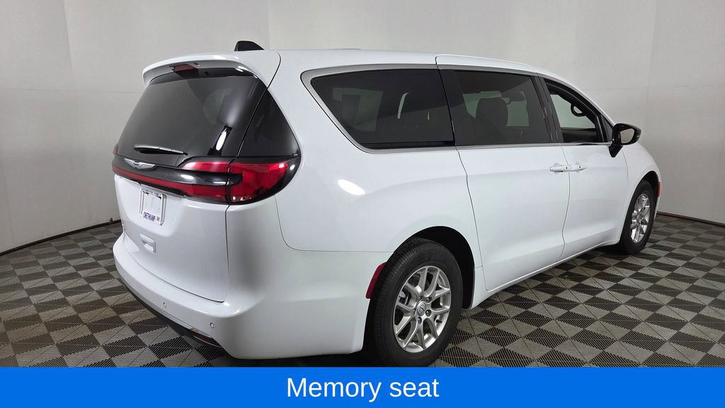 Used 2025 Chrysler Pacifica Select image 8