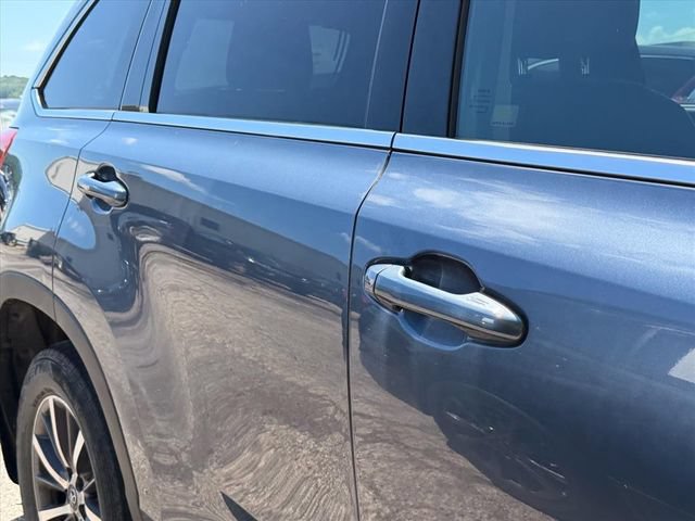 Used 2018 Toyota Highlander XLE AWD/4WD image 3