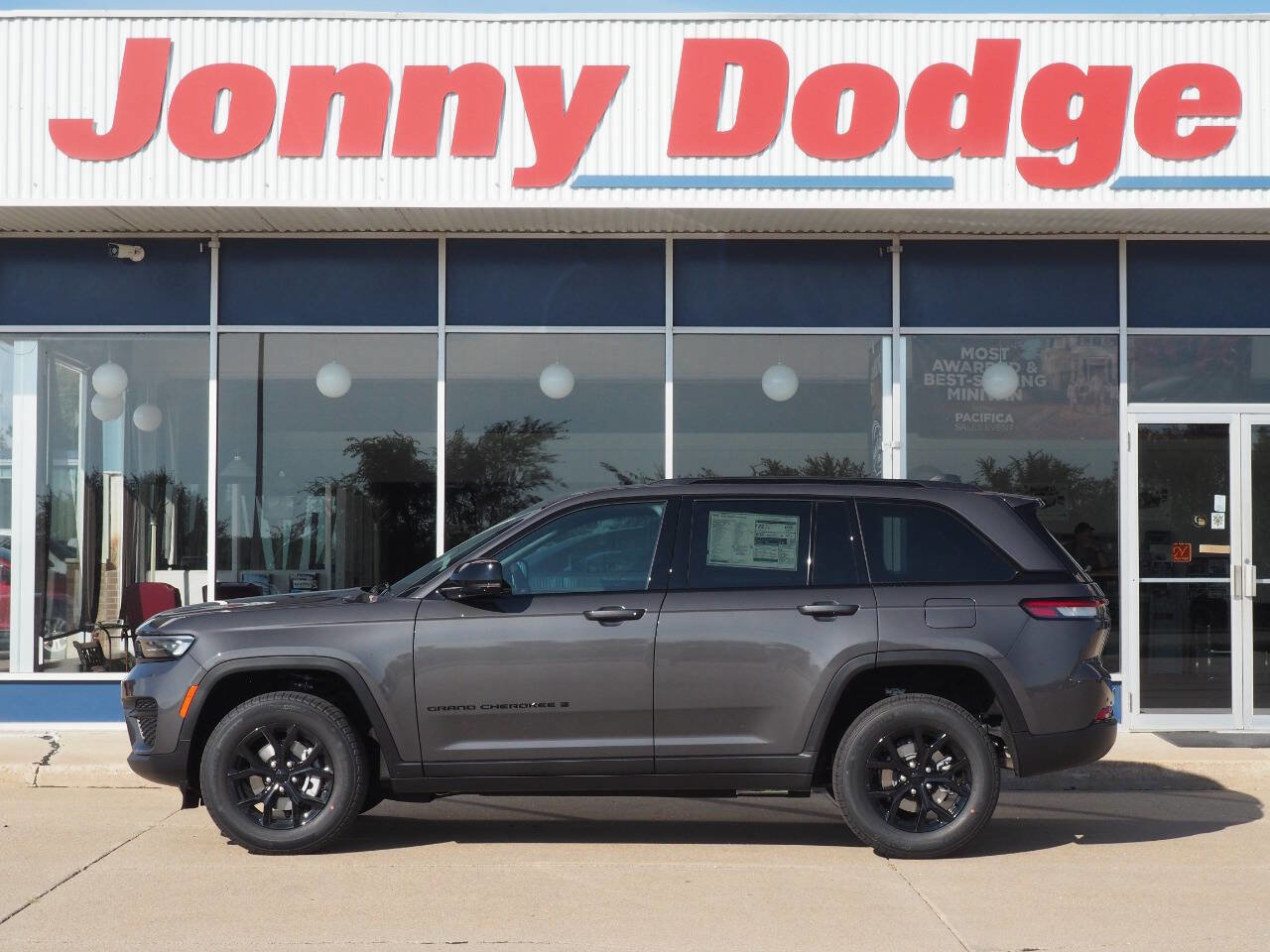 New 2025 Jeep Grand Cherokee Altitude image 2