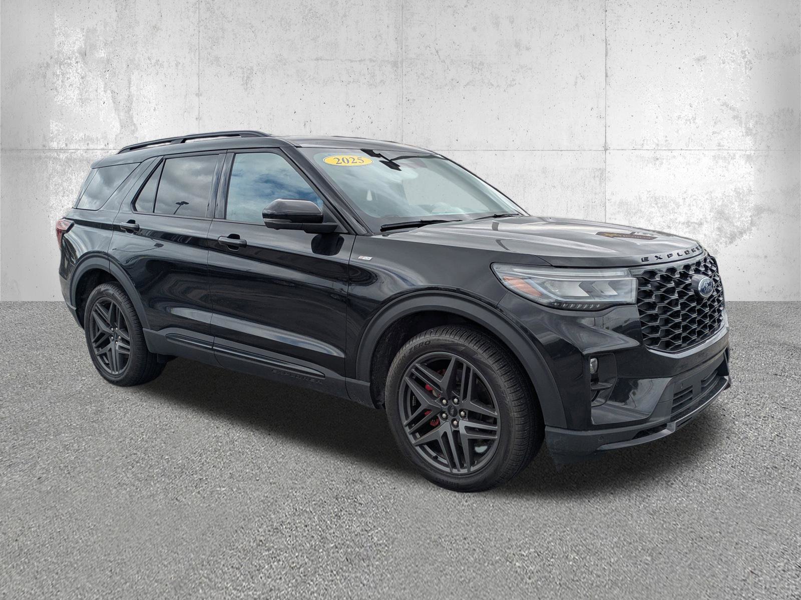 Used 2025 Ford Explorer ST-Line w/ Premium Package image 2